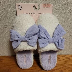NWT Sincerely Jules White & Lavender Boucle Slippers Size M/L (7-10)